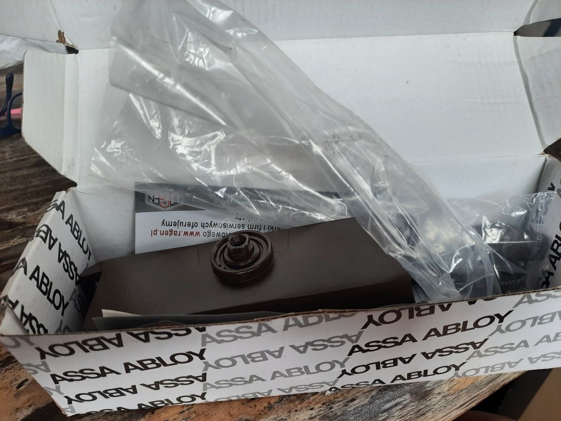 Samozamykacz Assa Abloy brązowy