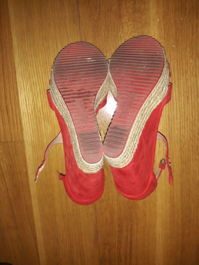 Sandálias em cunha vermelhas