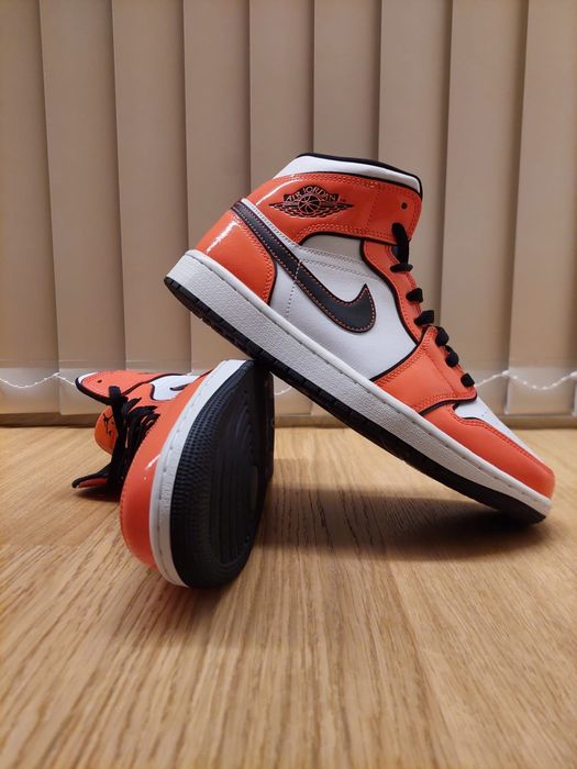 Air Jordan 1 Mid SE Turf Orange