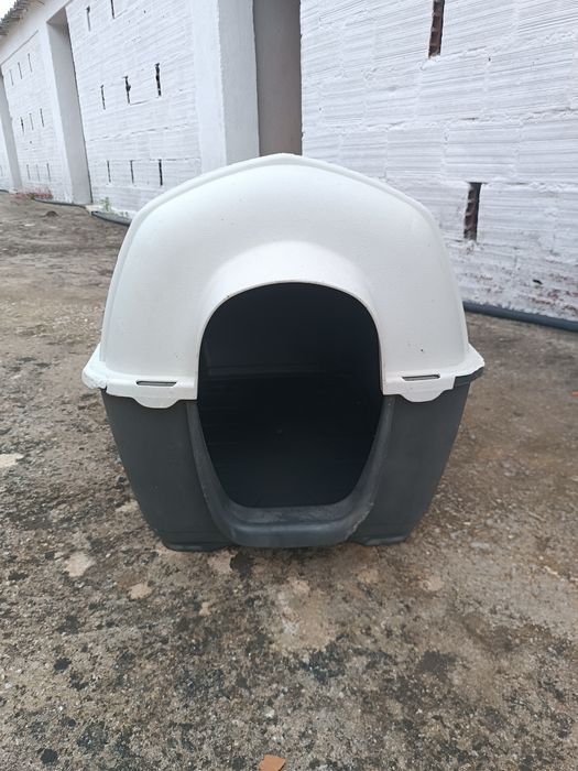 Casota para cães de porte médio ou pequeno. Resistente e confortável.