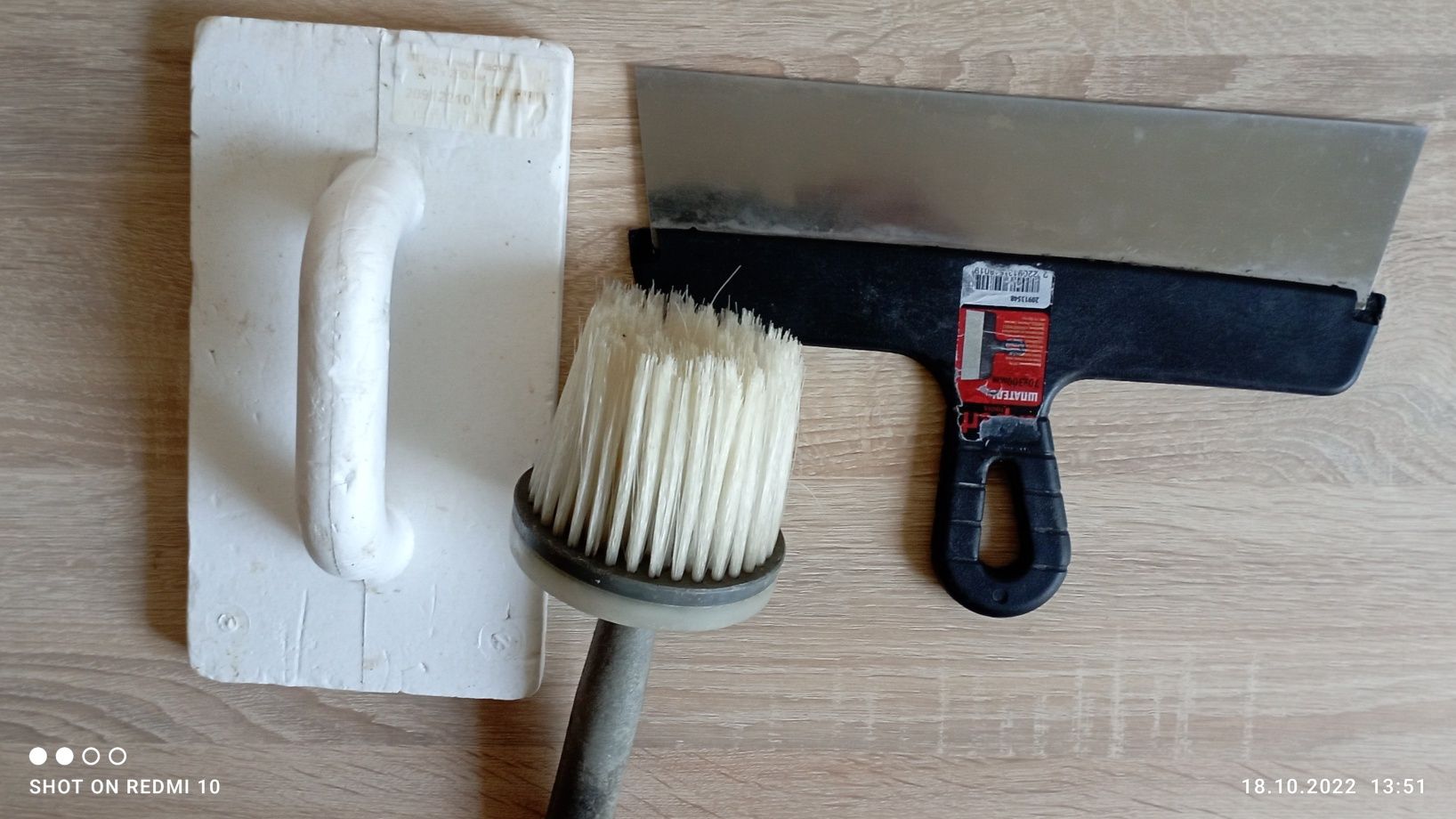 Инструменты для ремонта: Шпатель, тёрка пенопластовая, щетка- кисть.
