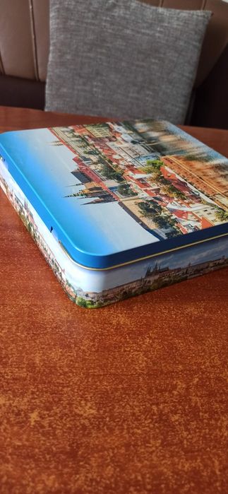 Жестяная коробка из-под конфет