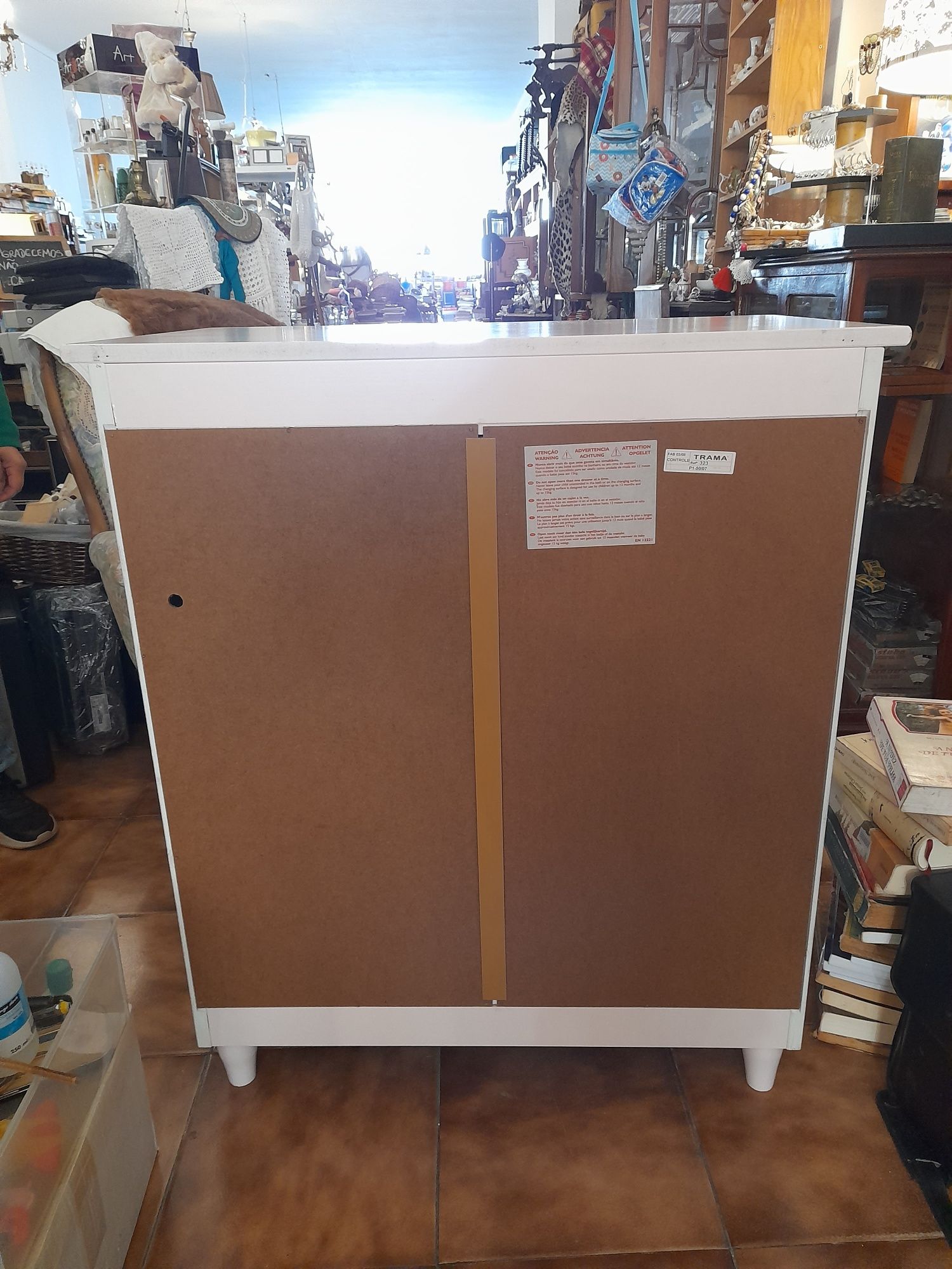 Cómoda Lacada de branco com rosa claro, móvel com gavetas-quarto jovem