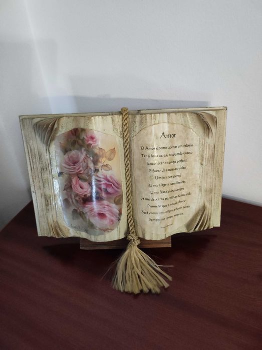 peça decoração em formato de livro
