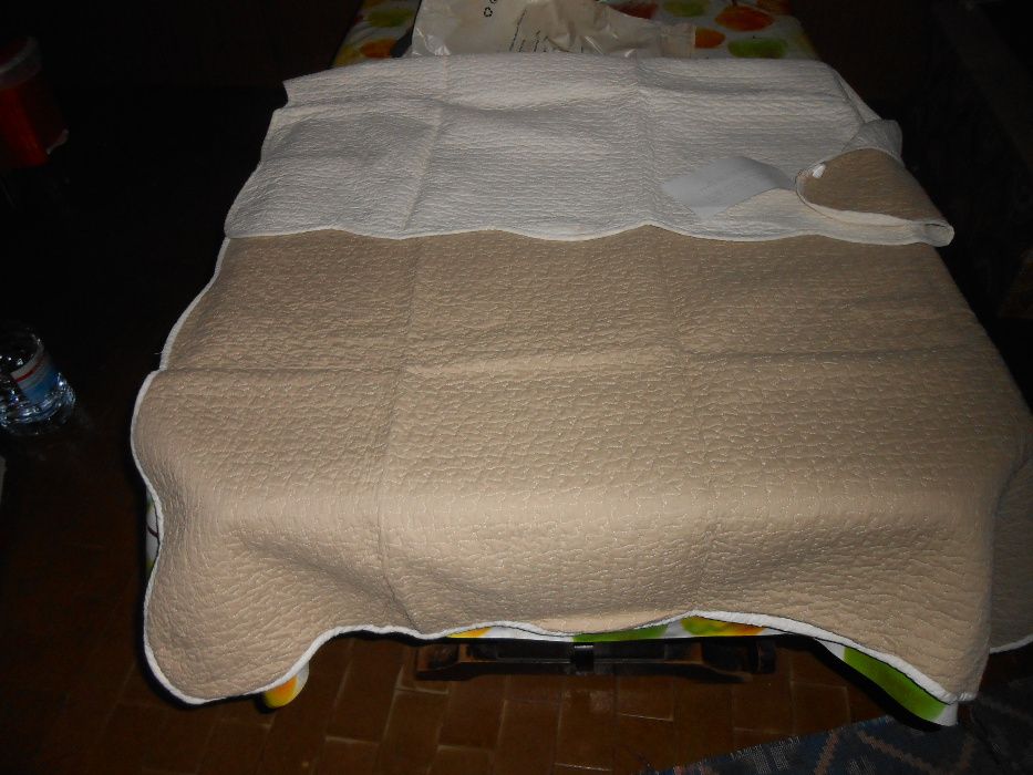 Coberta creme e castanha nova