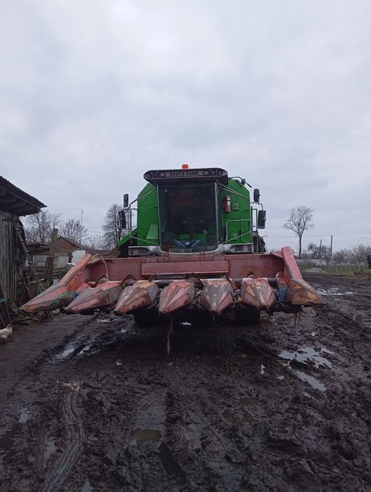 Зернозбиральний комбайн.