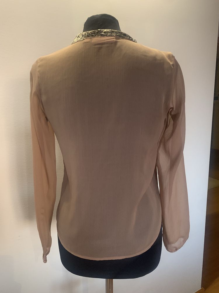Blusa com lantejoulas douradas