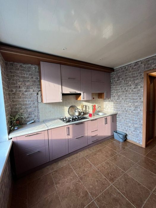 Продаж З кімнатной квартири 5 мрк.Зарічний