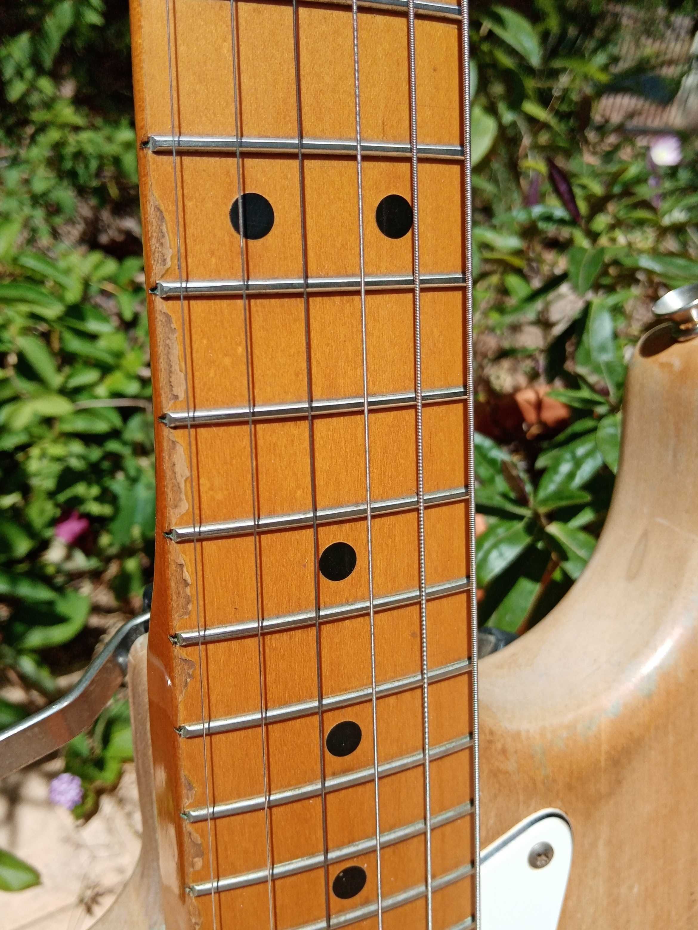 FENDER Left Hand / Canhoto Stratocaster Electric Guitar / Guitarra