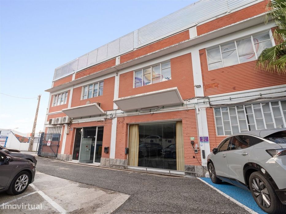 Armazém / escritório para arrendamento – 648,01 m²