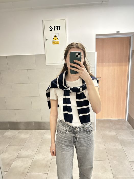 Sweter w białe paski