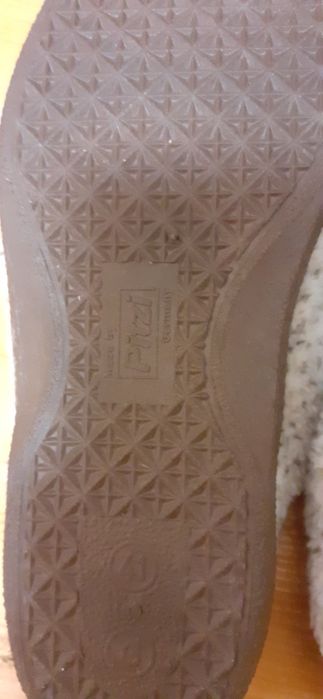 Тапочки нові натуральна цегейка теплі зручні міцні.