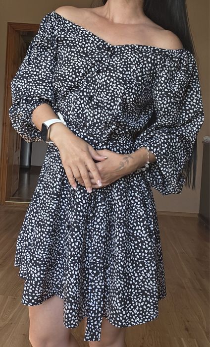 Сукня з віідкритими плечима і поясом