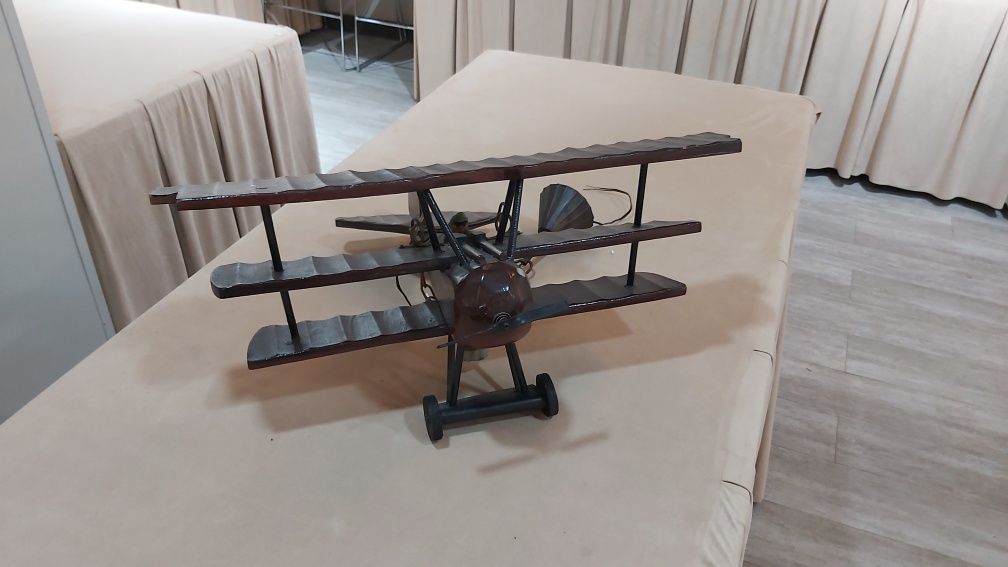Avião candeeiro vintage em madeira.