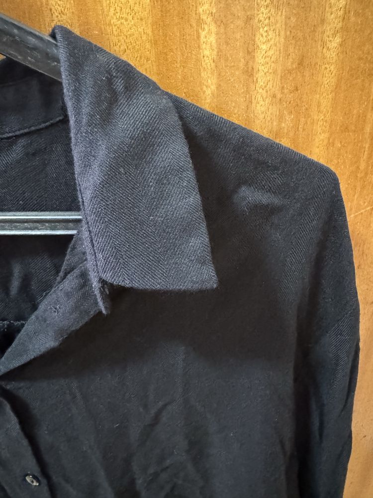 Camisa preta com pérolas e manga balão