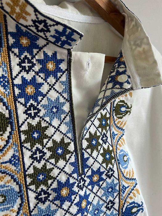 Чоловіча вишиванка льон молочна українська сорочка з синім орнаментом