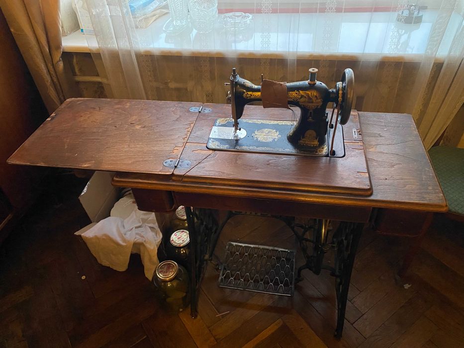Швейна антикварна ножна машинка Зингер на станині