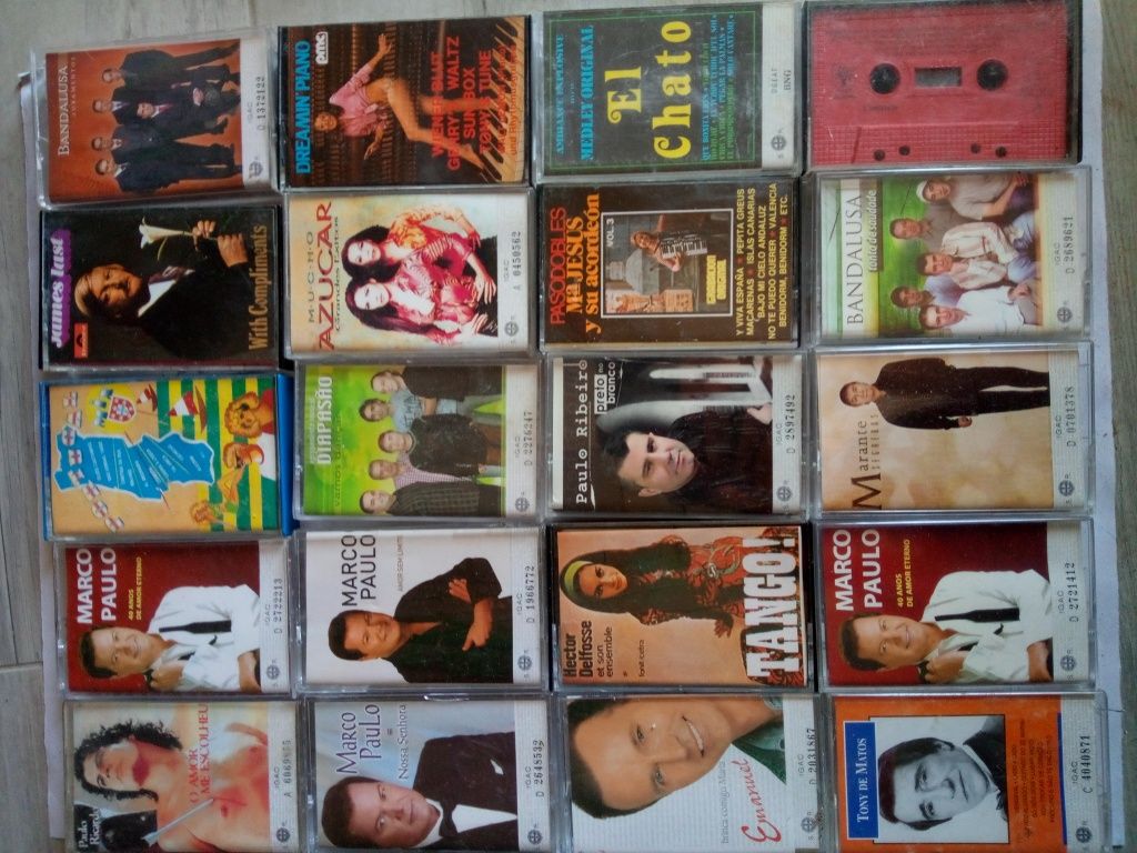 Vendo cassetes música  c/portes incluídos