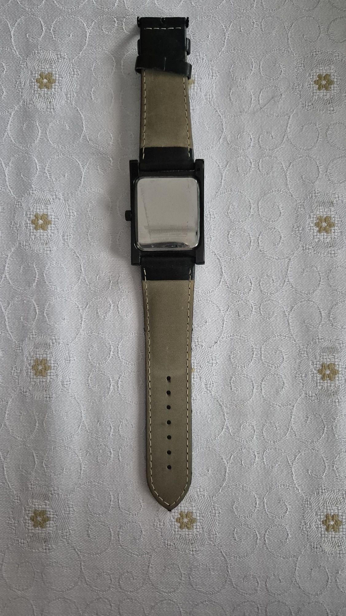Zegarek czarny analogowy