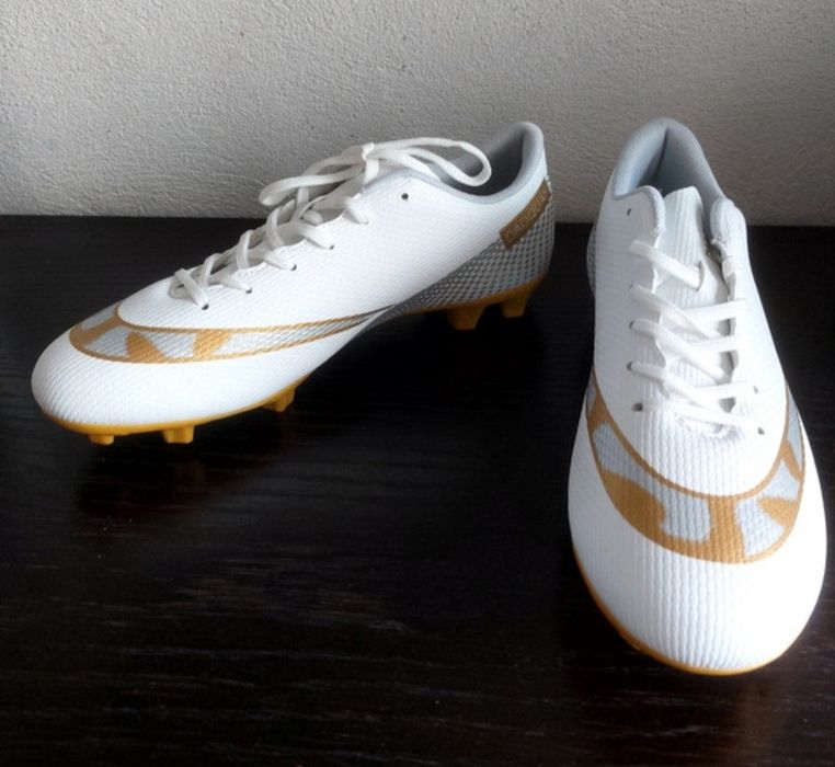 Chuteiras brancas e douradas
