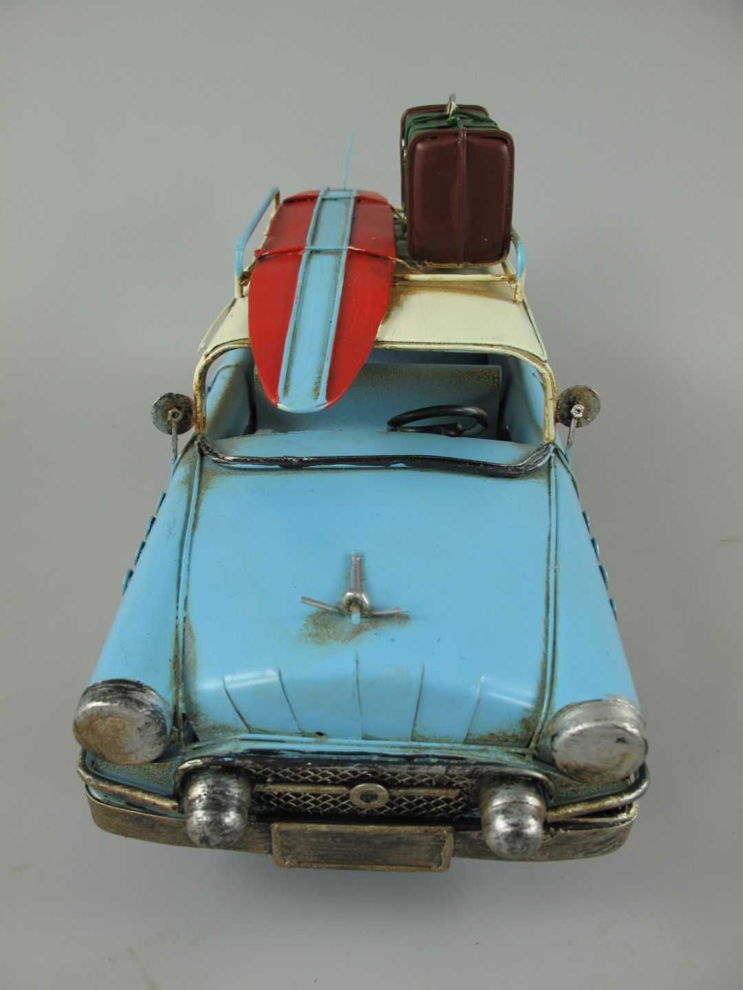 Metalowy pojazd stary samochód auto surfera retro