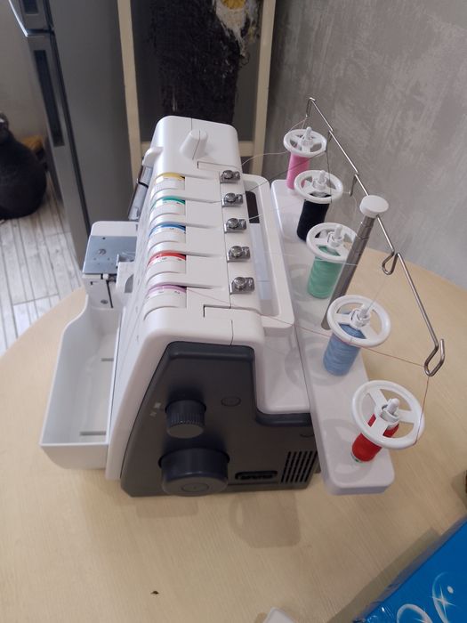 Оверлок швейный в отличном состоянии