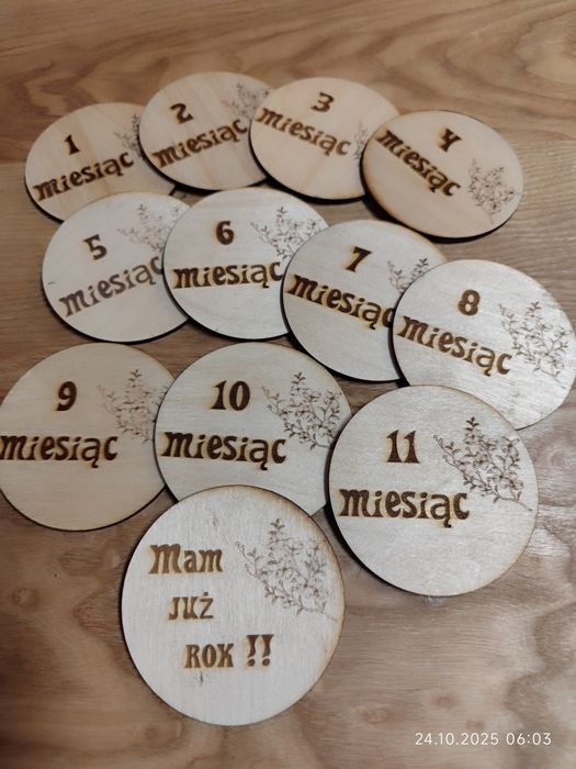 Tabliczki drewniane z miesiącami