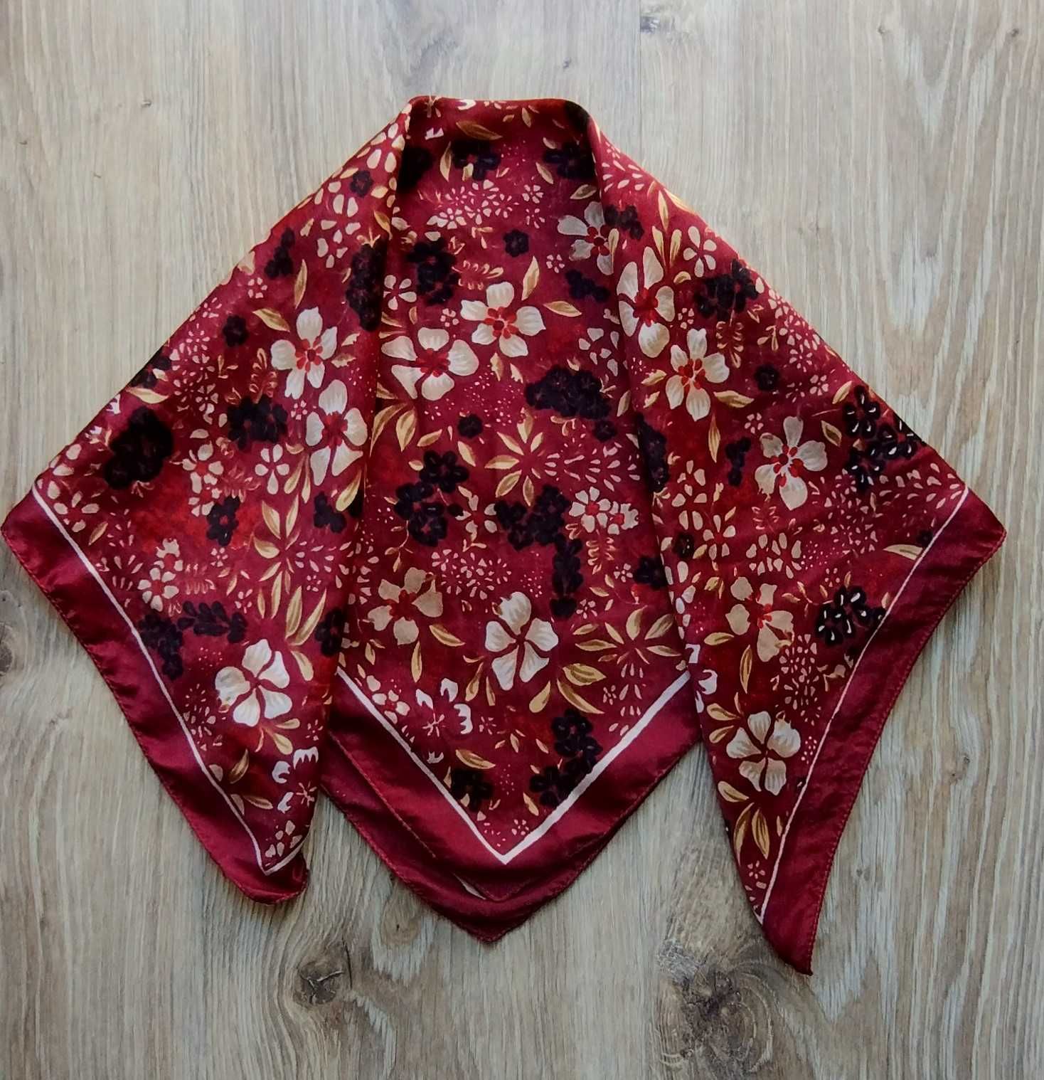 Bijou Brigitte jedwabna piękna apaszka 100% jedwab silk kwiatki
