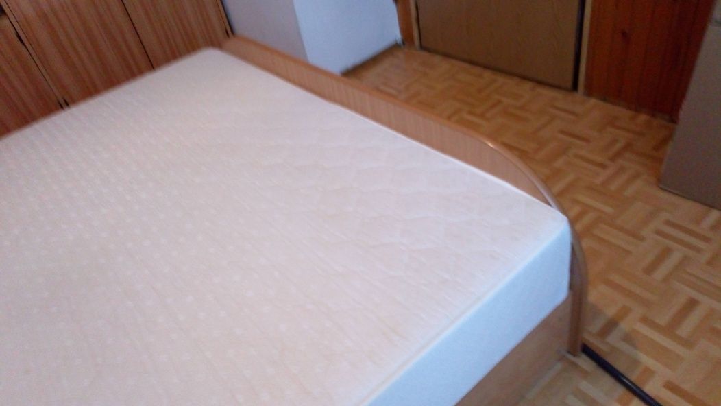 Łóżko z materacem na stelażu 160x200