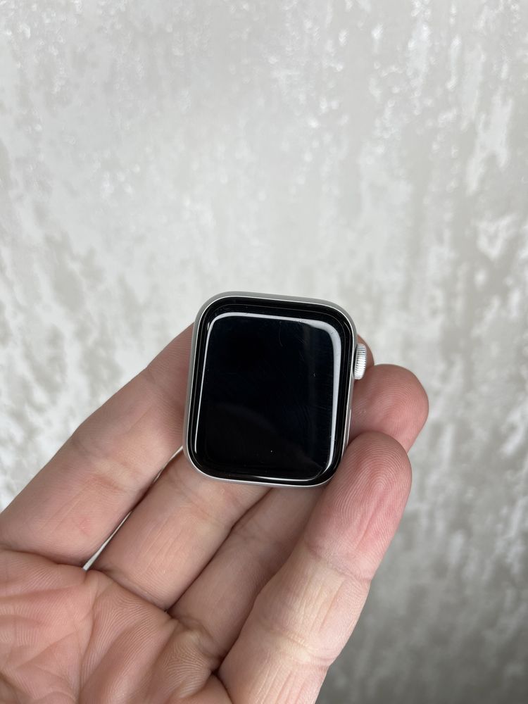 Apple Watch SE 40mm Silver Aluminum Case with White Sport Band