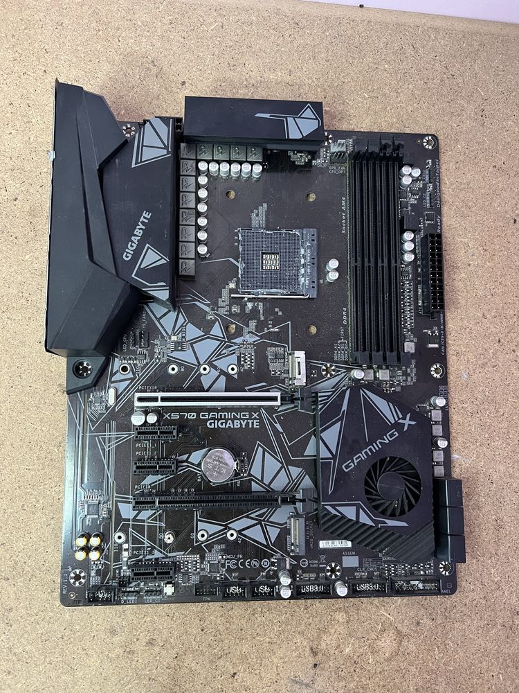 Материнська плата GIGABYTE X570 Gaming am4 ddr4