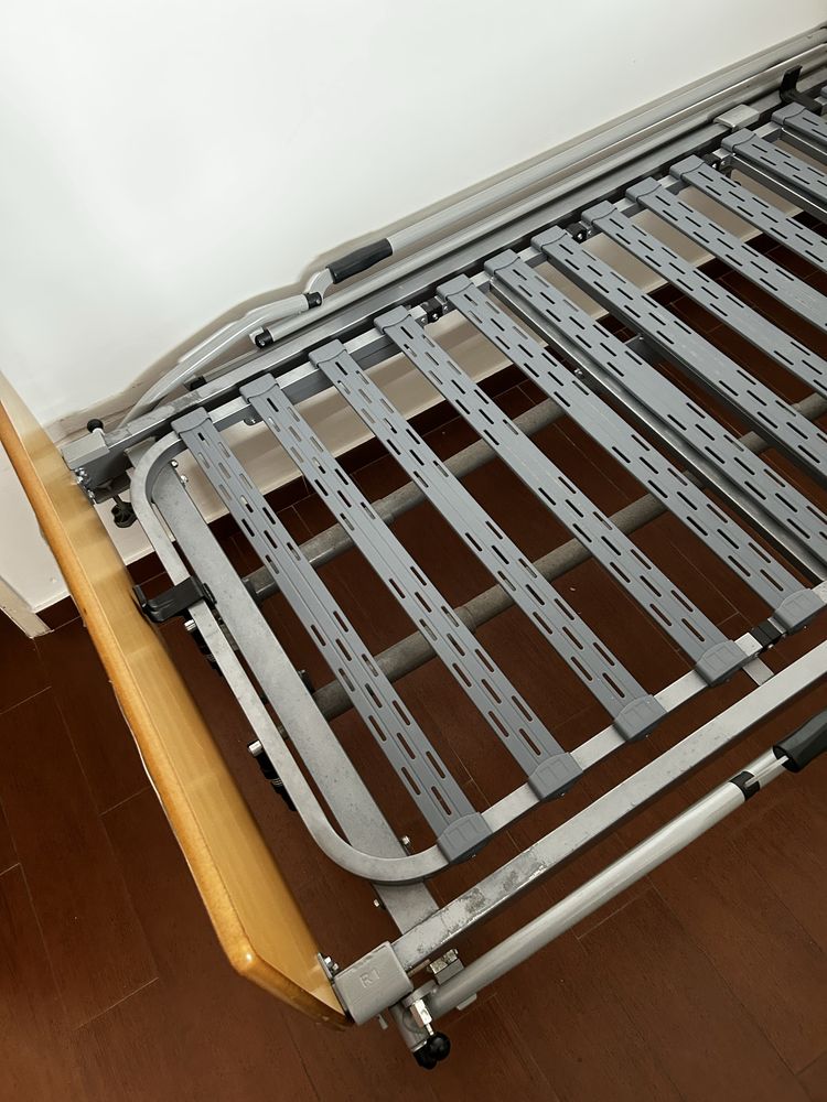 Cama articulada ortopédica com grades