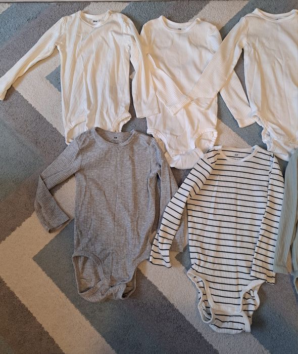 Zestaw 10 szt. prążkowanych body z H&M, rozm. 98