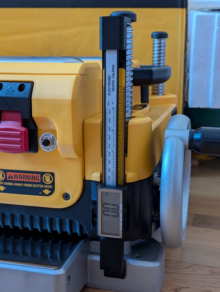 Цифрова метрична / дюймова шкала на рейсмус DeWALT DW735