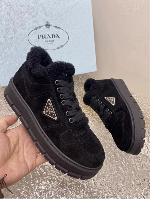 Кросівки Prada з овчиною