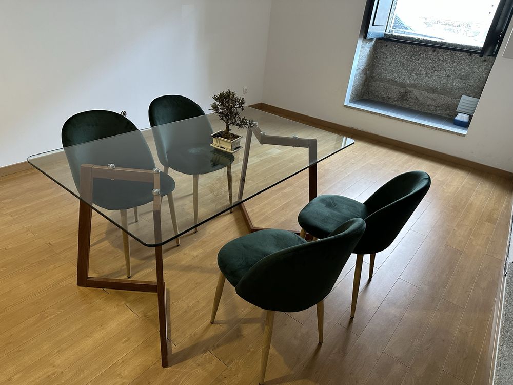 Mesa vidro com algumas marcas