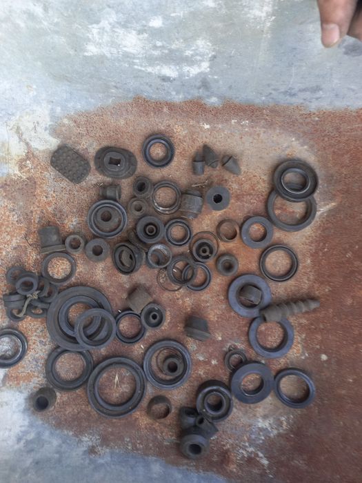 Молоткі, топори, тіскі, кірка, плоскогубці, динамікі, ключі, ножніци