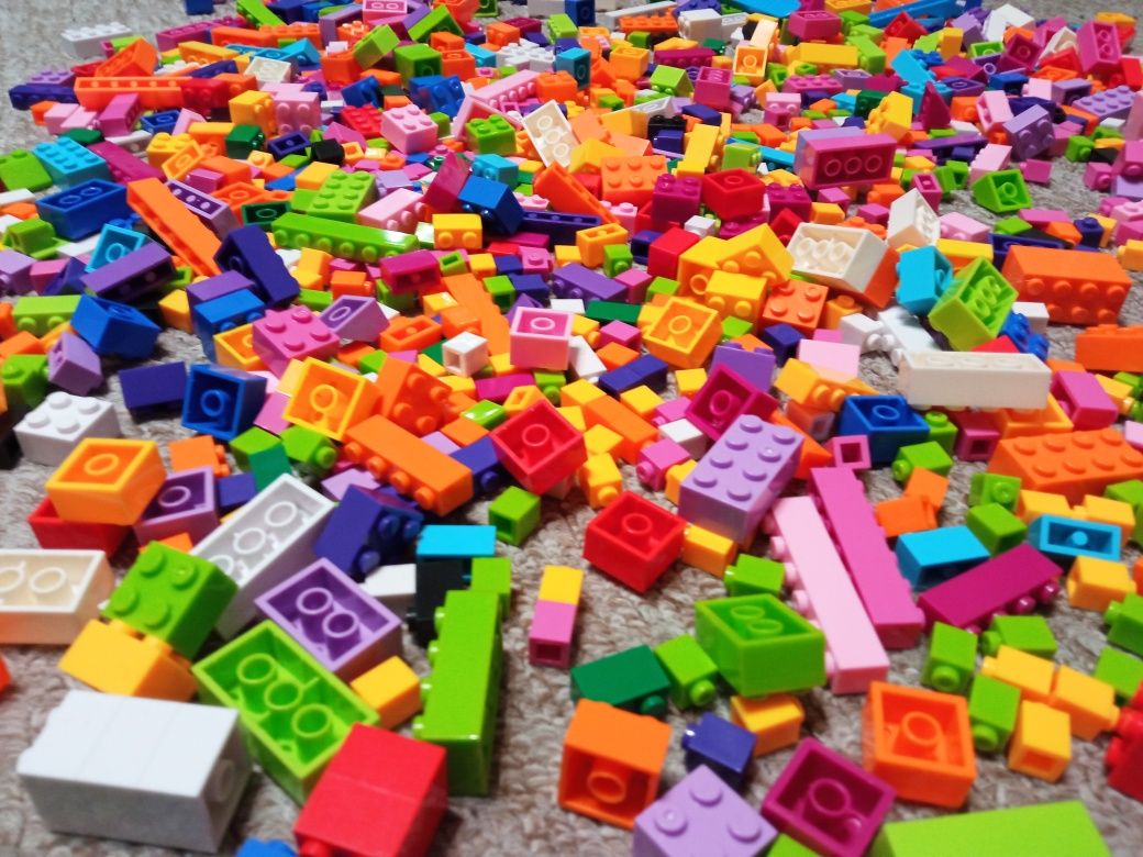 Конструктор типу Лего з базовими пластинами