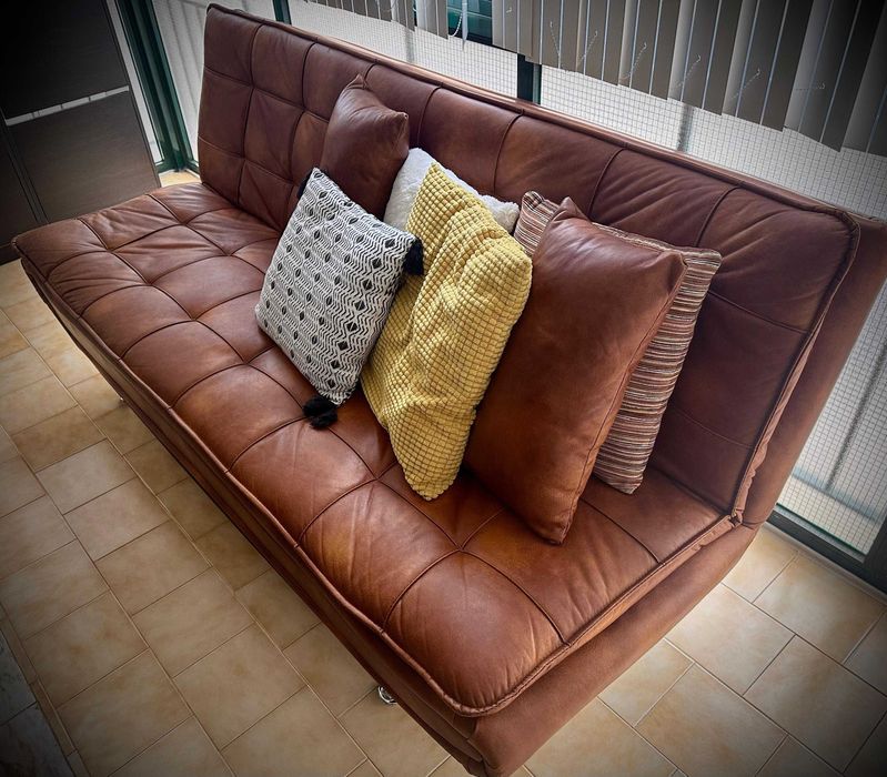 Sofá-Cama em Pele Castanha + 2 Almofadas – Excelente Estado