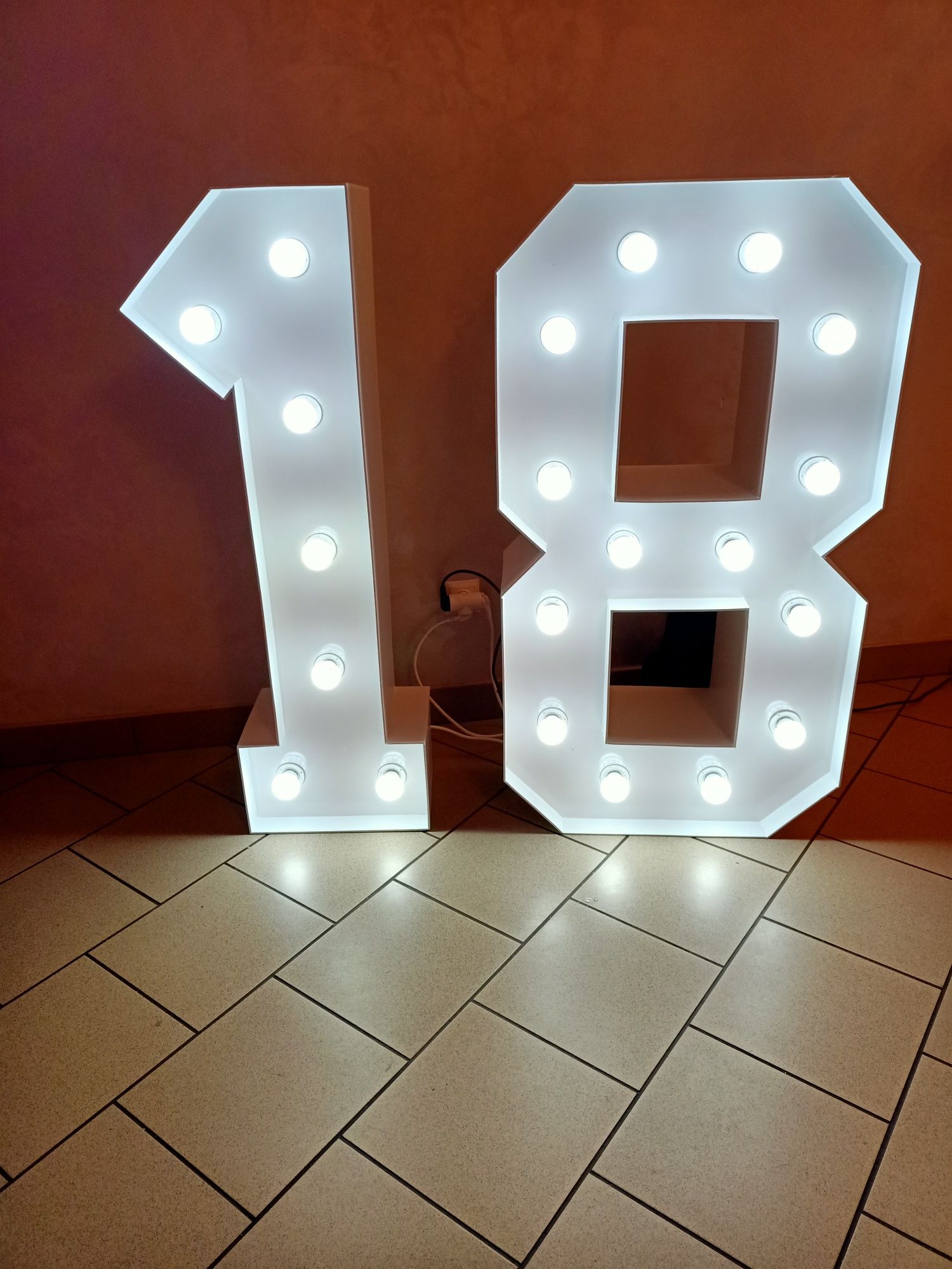Cyfra 18 urodzin dekoracje