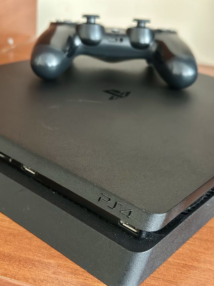 Приставка Sony PS4