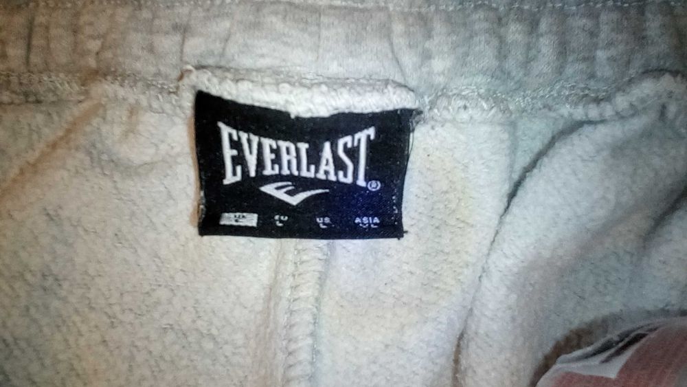 Продаю чоловічі спортивні штани від відомого бренду у гарному стані.