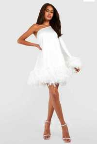 Атласная белое платье на одно плечо с перьями boohoo premium