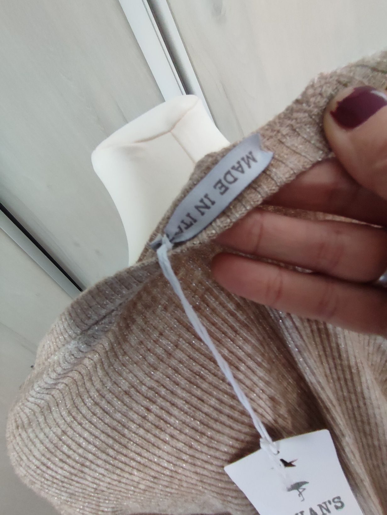 Sweter damski firmy Livans, beżowy z aplikacją Myszka Miki, roz uniwe