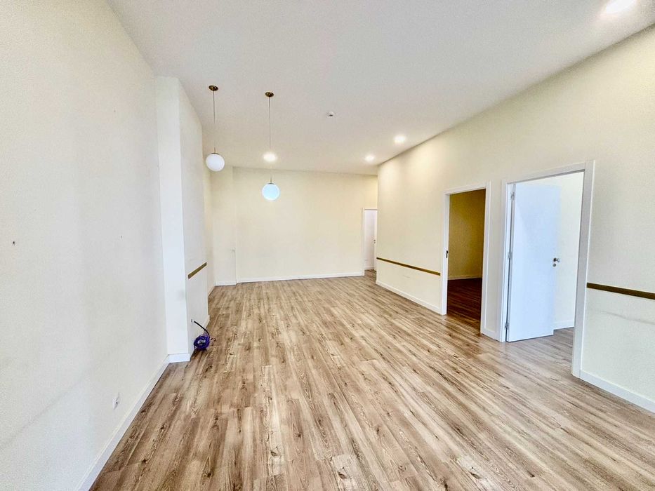 Escritório / Loja para arrendamento na Rua Professor Joaquim Bastos