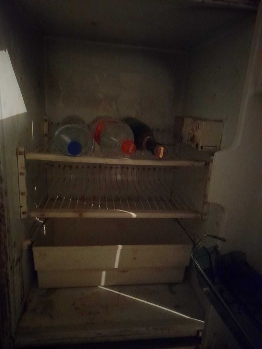 Frigorífico com geladeira e prateleiras