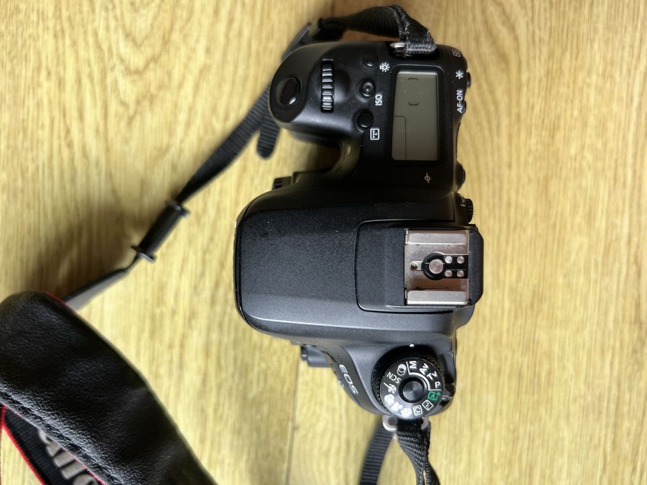 Canon EOS 77D + Canon EF 50mm f/1.8 STM + battery grip + ładowarki