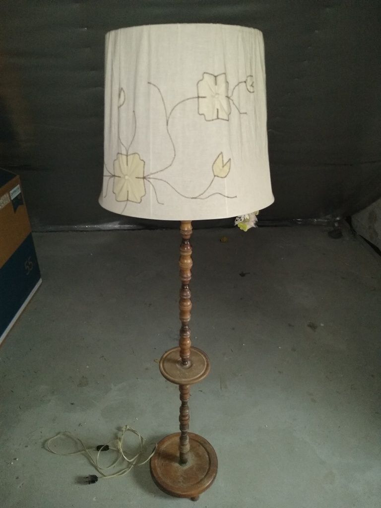 Lampa stojąca z abażurem wzór