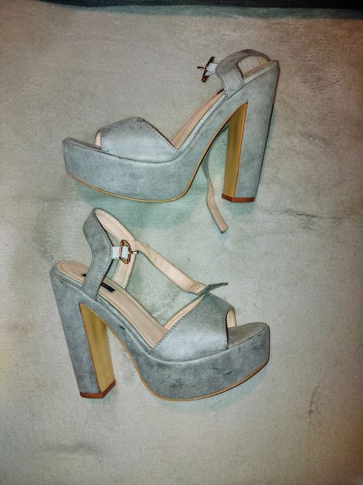 Wysokie sandałki na słupku r. 39.  VICES