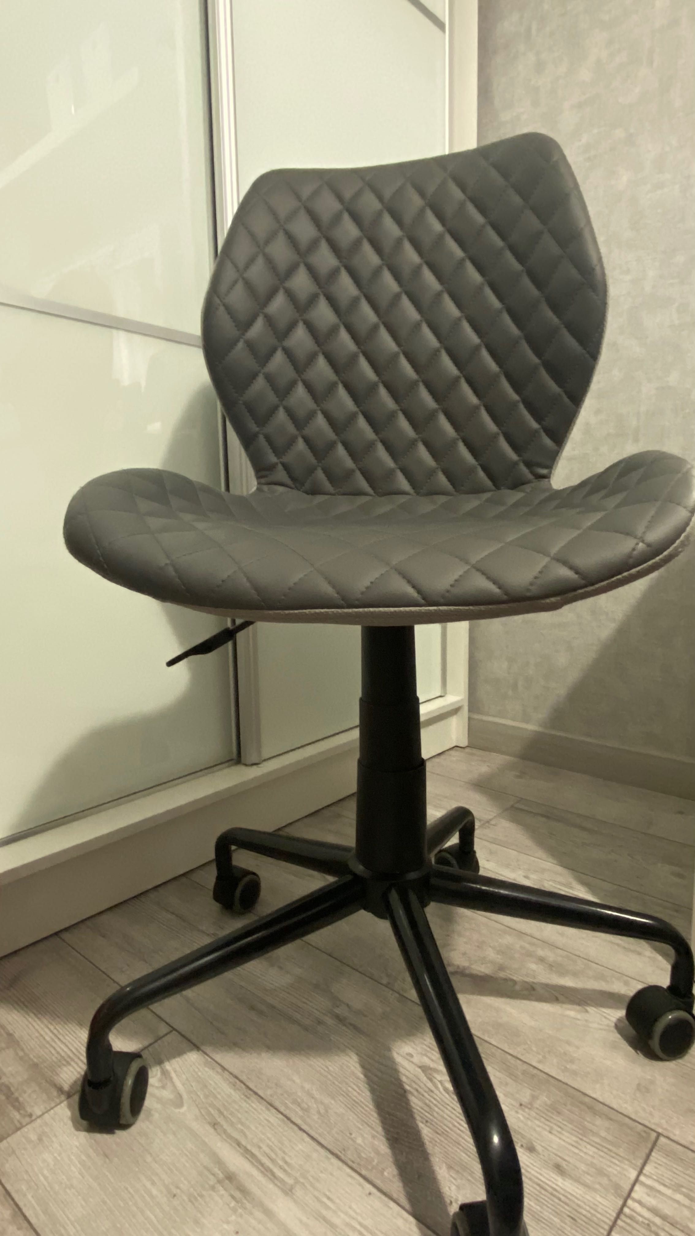 Krzesło ze skory szare